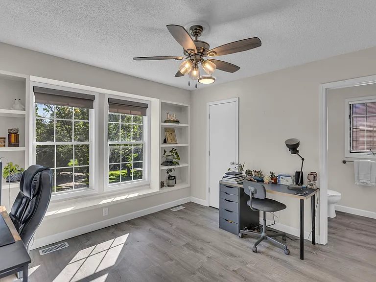 1409 Lawrence Ave — Photo 14