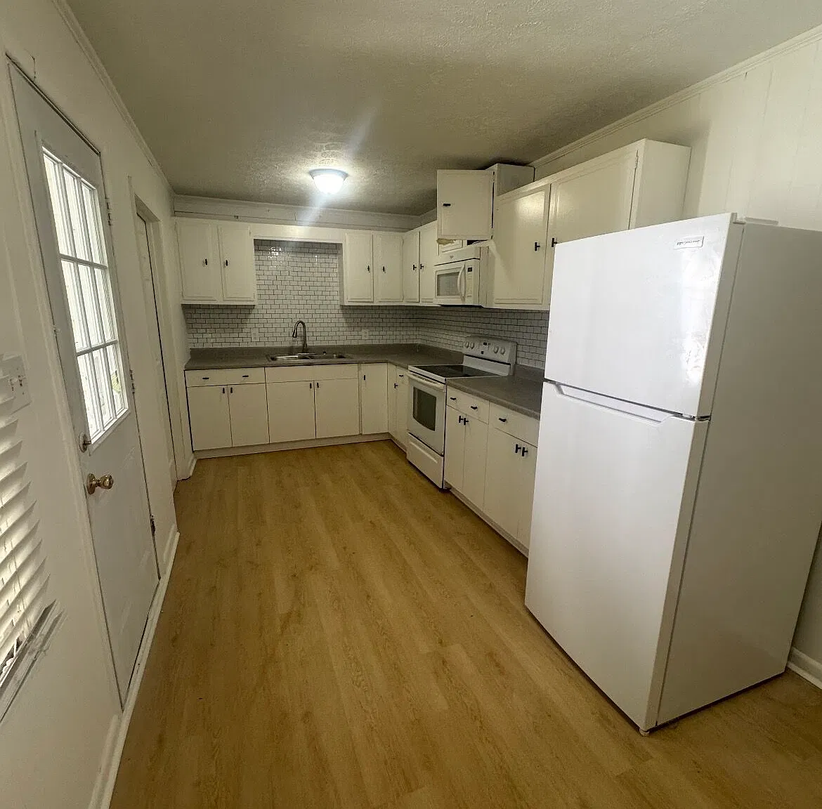2 bed, 1.0 bath, 3712 sqft, $1,400 — Photo 4