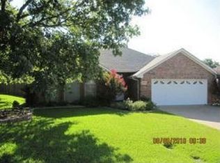 2940 Oak Ridge Dr, Hurst, TX 76054