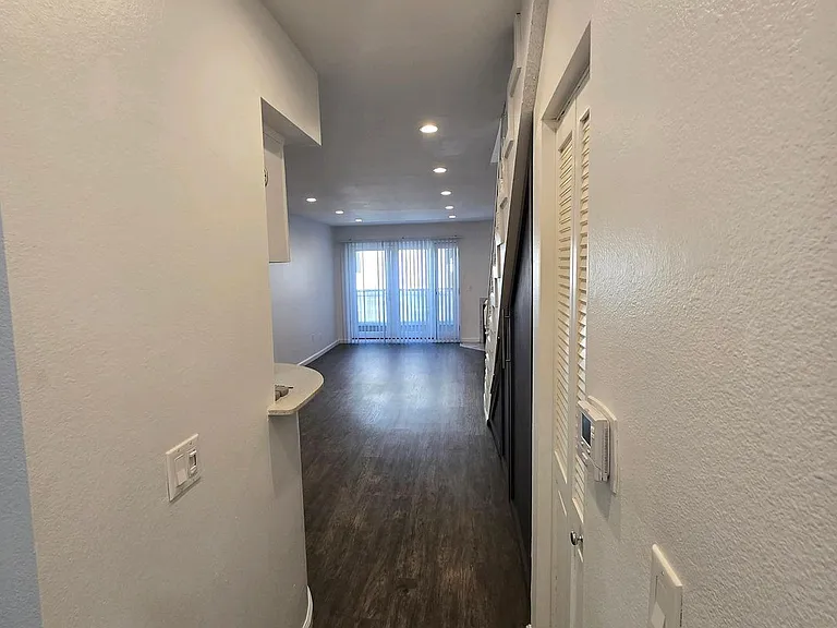 Sherman Oaks Area apartment close to local shops and Restaurants — Photo 3