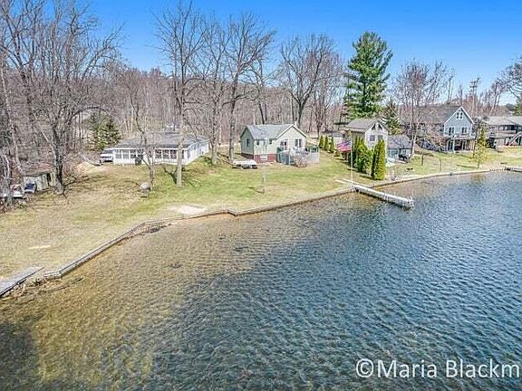 5th image of 811 N Crooked Lake Dr