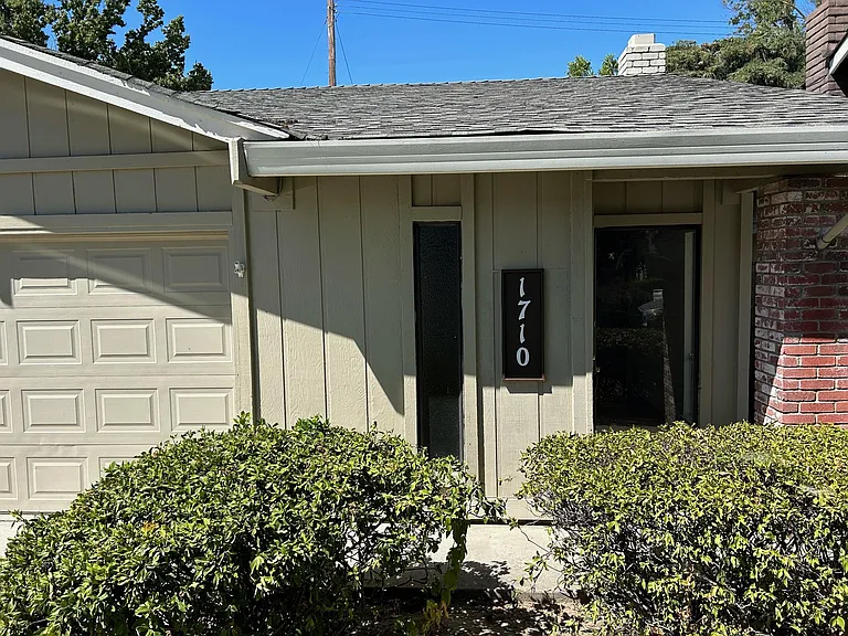 1710 Avondale Ave — Photo 1