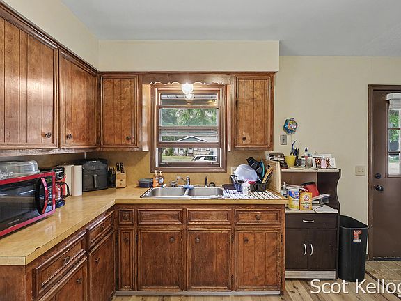 5th image of 3822-3824 Burlingame Ave SW