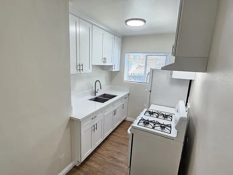 1375 W 20th St #1 — Photo 5