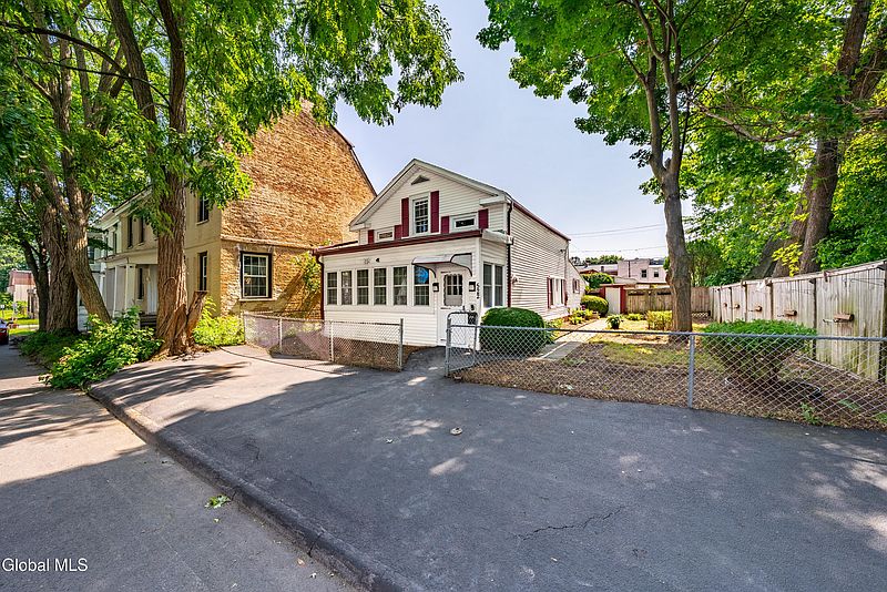2nd image of 522 1st Avenue