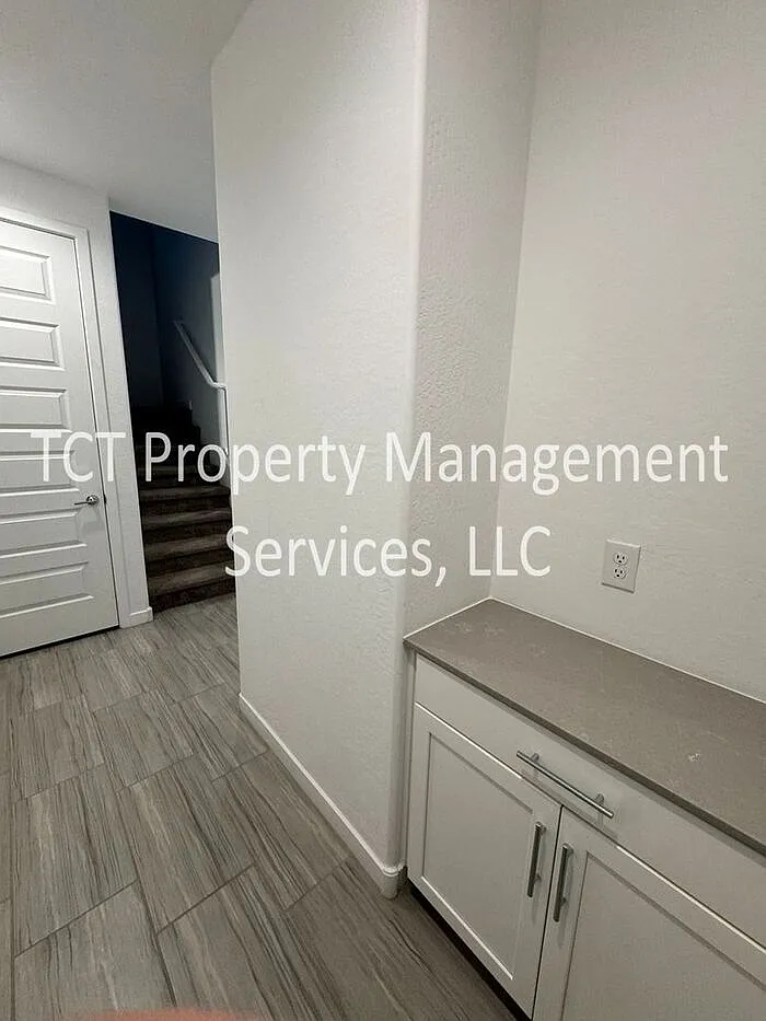 3 bed, 2.0 bath, 1310 sqft, $2,100 — Photo 3