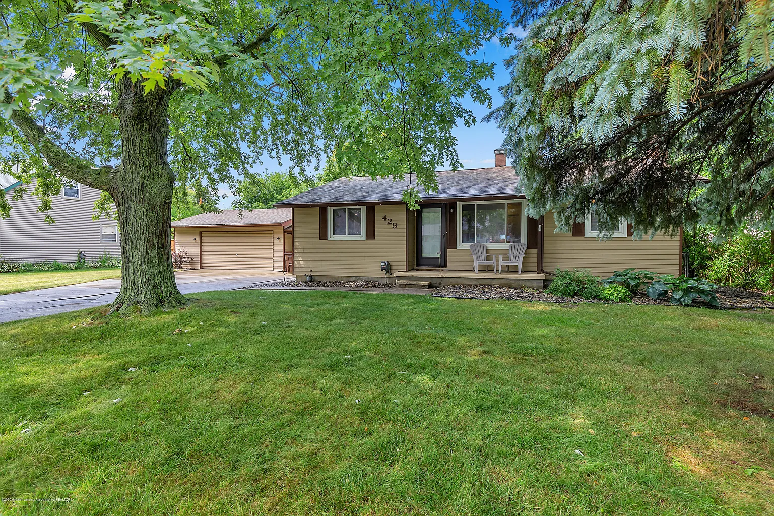 429 Iris Ave photo 1