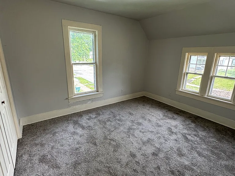 516 E 3rd St #2 — Photo 4