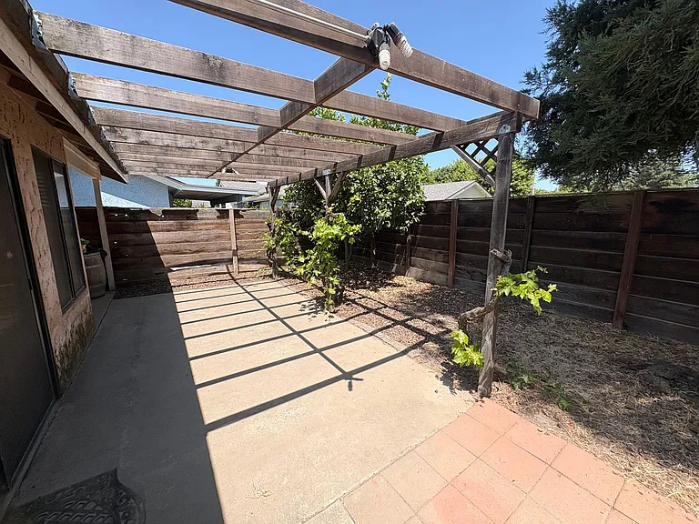 2131 N Tracy St — Photo 13