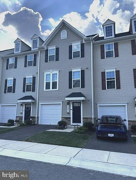 3 bed, 4.0 bath, 1980 sqft, $2,800 — Photo 1