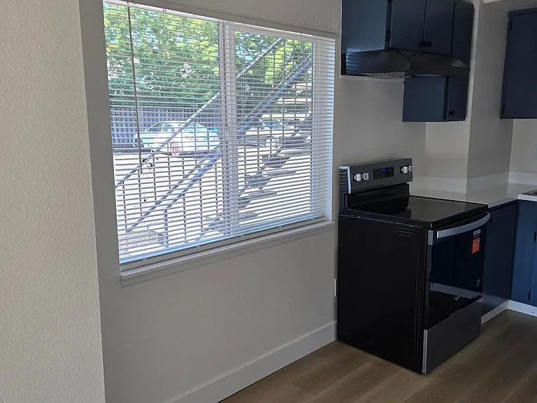 1723 & 1727 E Park Ave NE — Photo 5