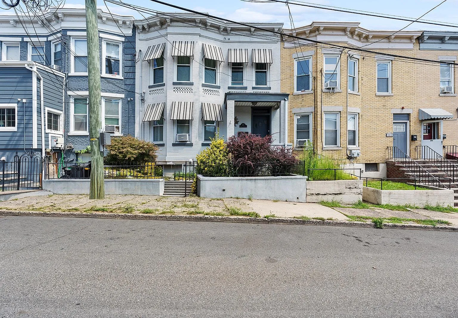2 bed, 1.0 bath, 900 sqft, $2,300 — Photo 1