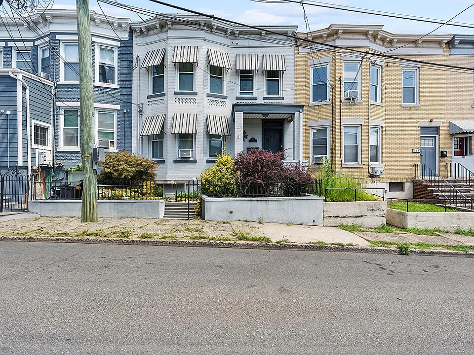 307 Henry St #2