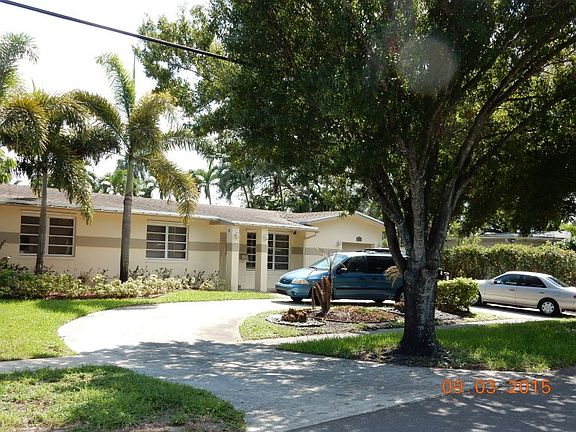 front of home with cirular driveway