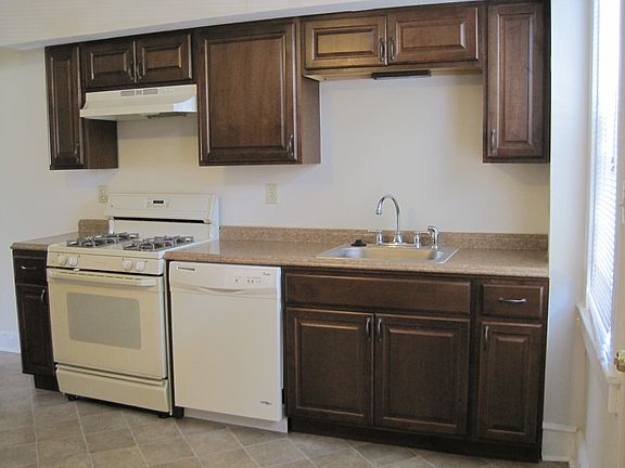 Kitchen, gas stove and dishwasher