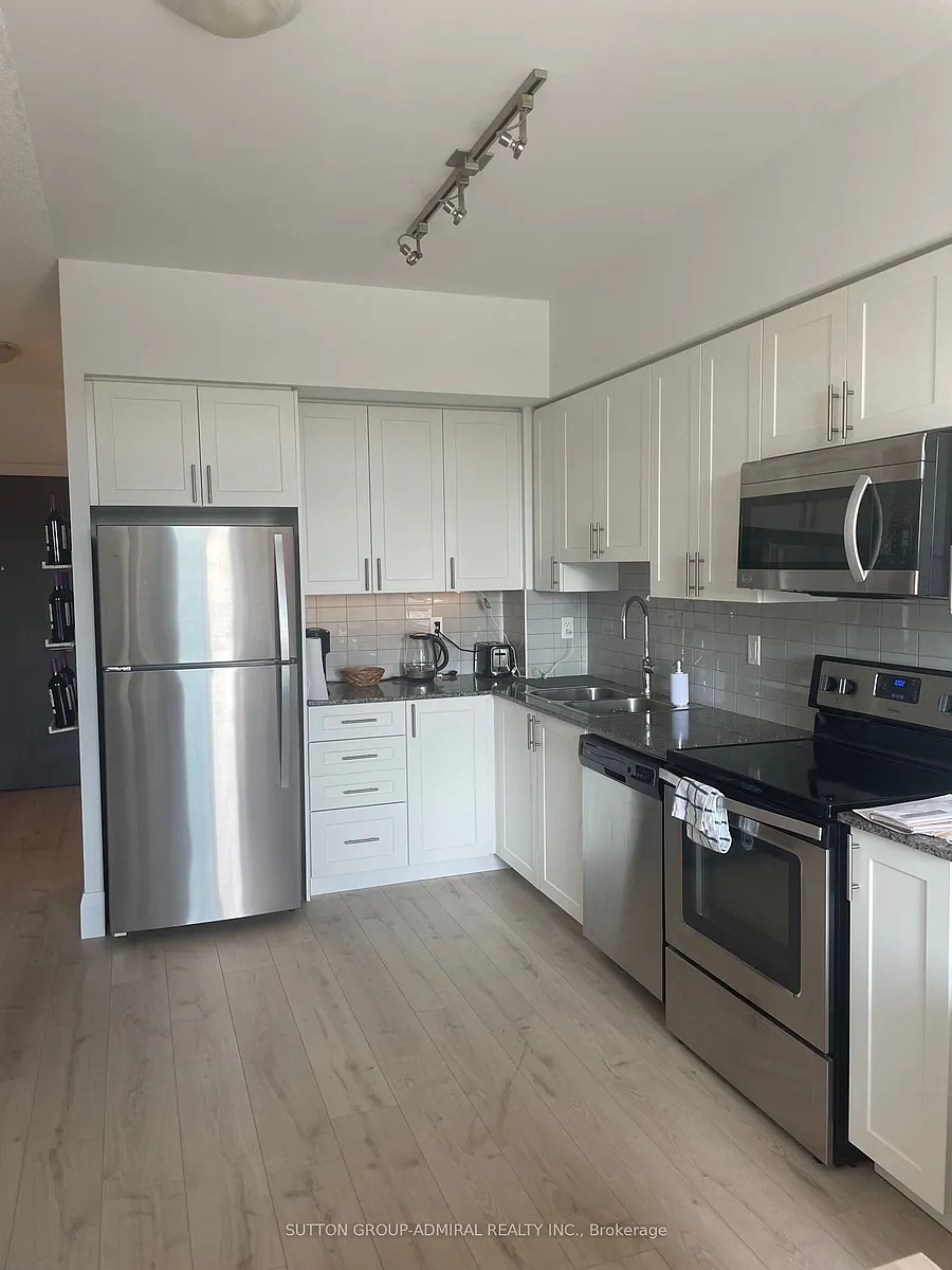 Building Photo - 7900 Bathurst St #226