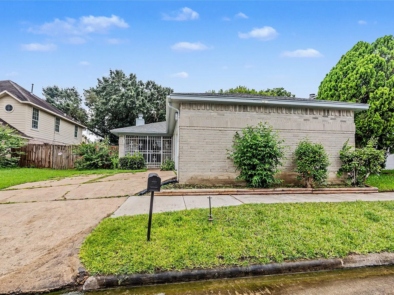 3 bed, 2.0 bath, 1543 sqft, $2,100 — Photo 2