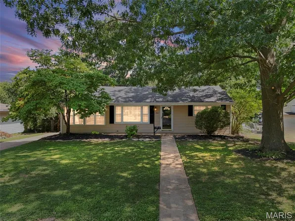 810 Brookdale Dr, Saint Louis, MO 63119