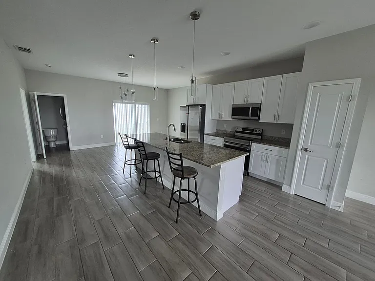 642 Desmoines Ct — Photo 2