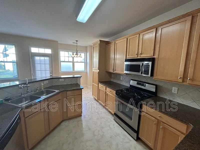 3 bed, 2.5 bath, 2024 sqft, $2,300 — Photo 2
