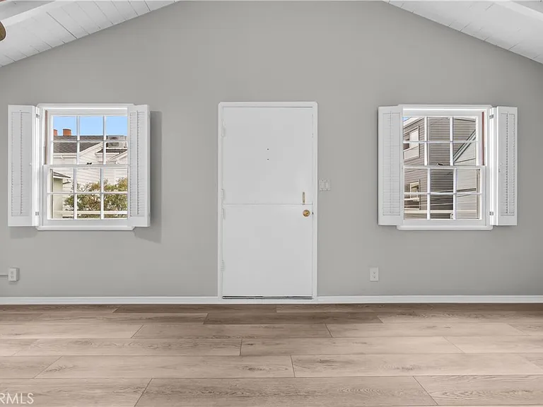 320 Sapphire Ave — Photo 9