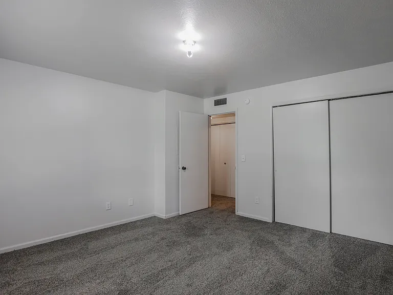 Tippecanoe Drive Apartments — Photo 10