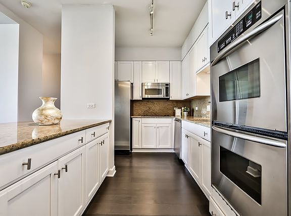 4th image of 1335 S Prairie Ave Unit 1203