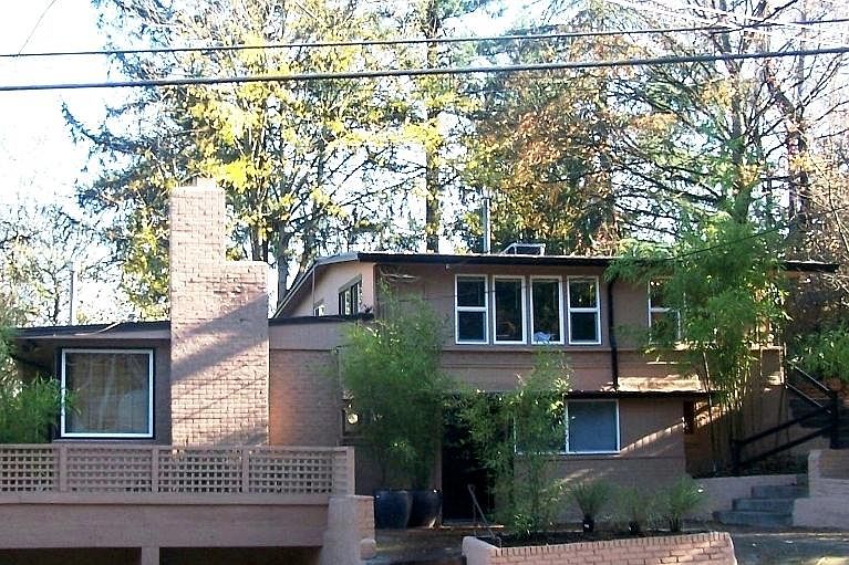 Front of Building. This apartment is across the top. No one above or beside this apartment - Private!
