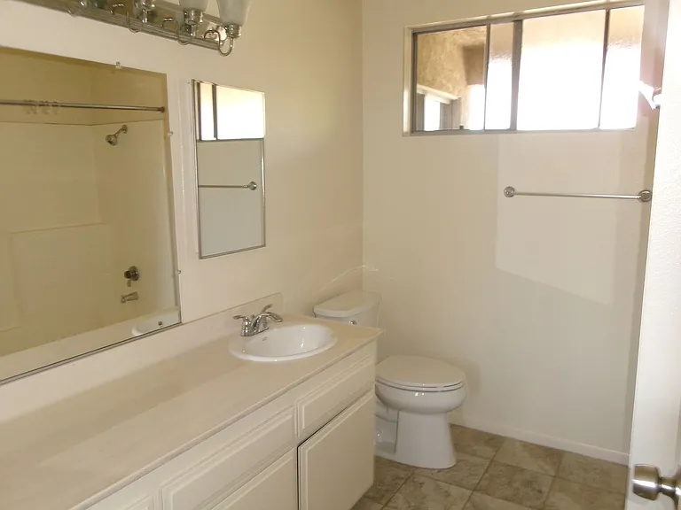 Clean and Ready - 3 bedrooms, 1 3/4 Bathrooms with back yard area. — Photo 6