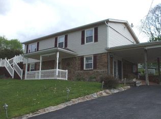 110 Roop Dr, Mount Hope, WV 25880