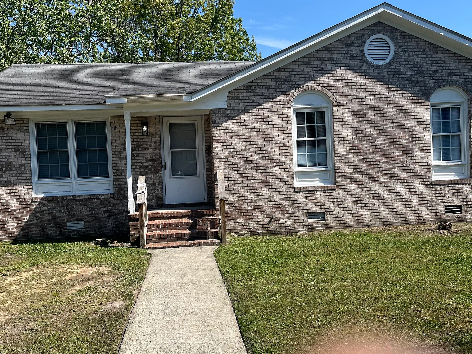 3 bed, 1.5 bath, 1093 sqft, $950 — Photo 1