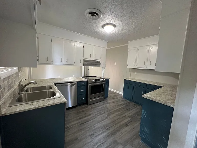 4120 Englewood Dr — Photo 8