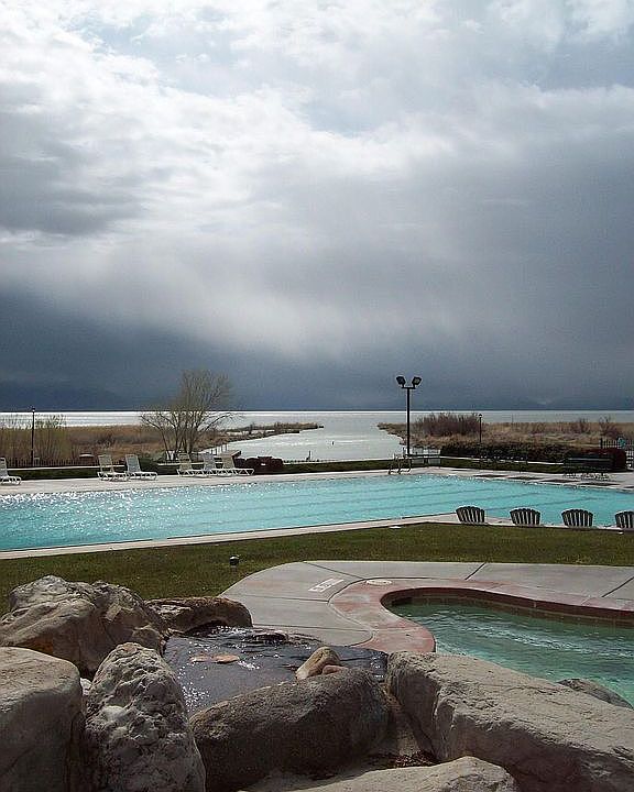 Hot-Tub, Pool and Lake