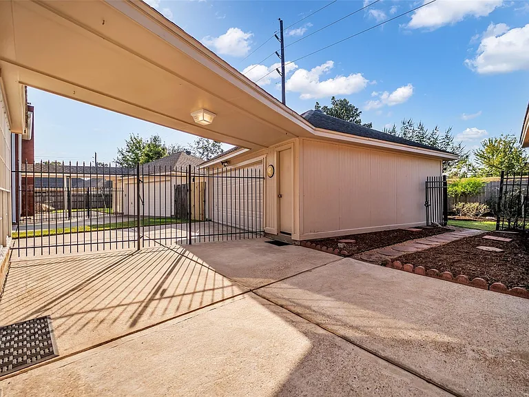 3827 Bratton St — Photo 32