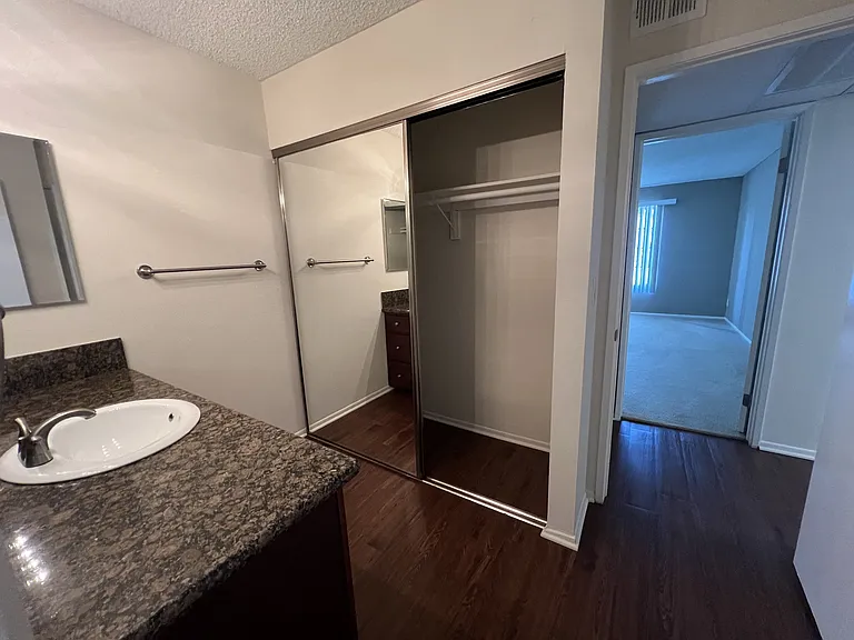 Versailles on the Lake Apartments — Photo 102