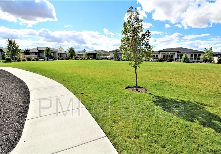2080 S Hills Ave — Photo 30