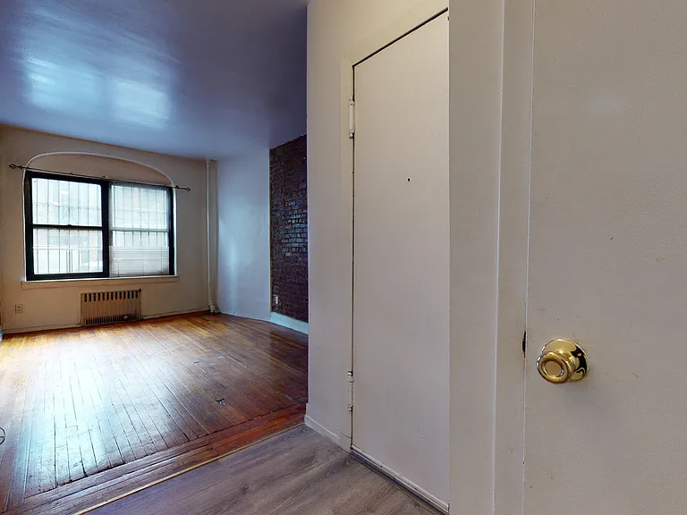 137 E 30th St #1A — Photo 2