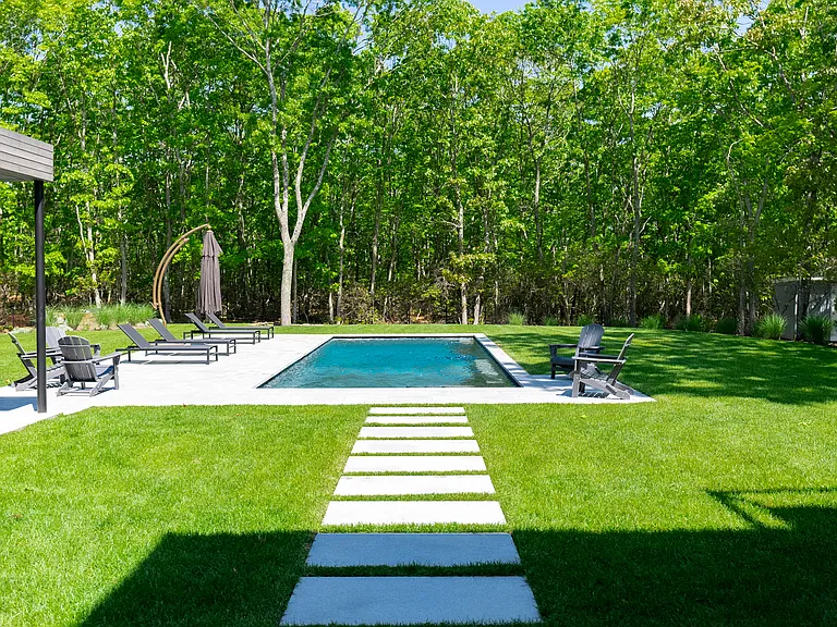 15 Margaret Dr — Photo 2