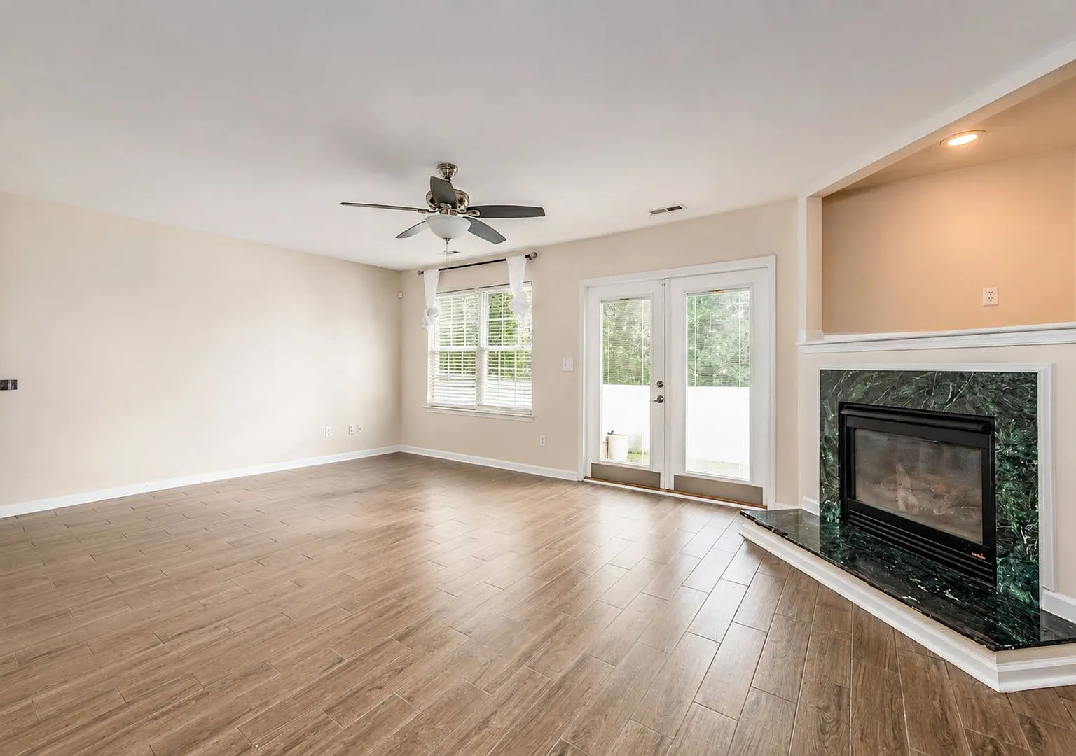 York county 3 bedroom Fully Fenced — Photo 3