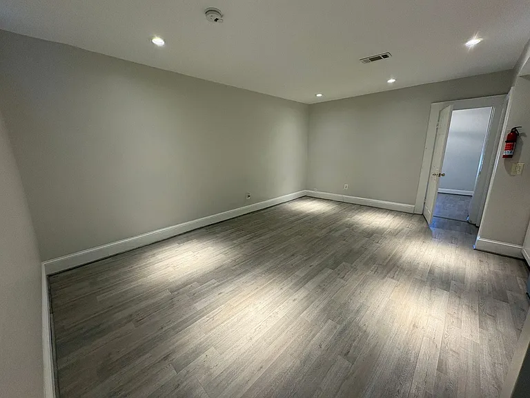 1712 W Virginia Ave NE — Photo 4