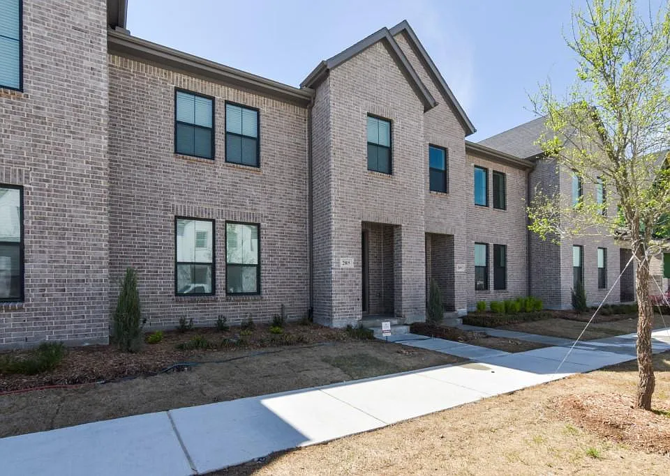 2805 Jacaranda Dr