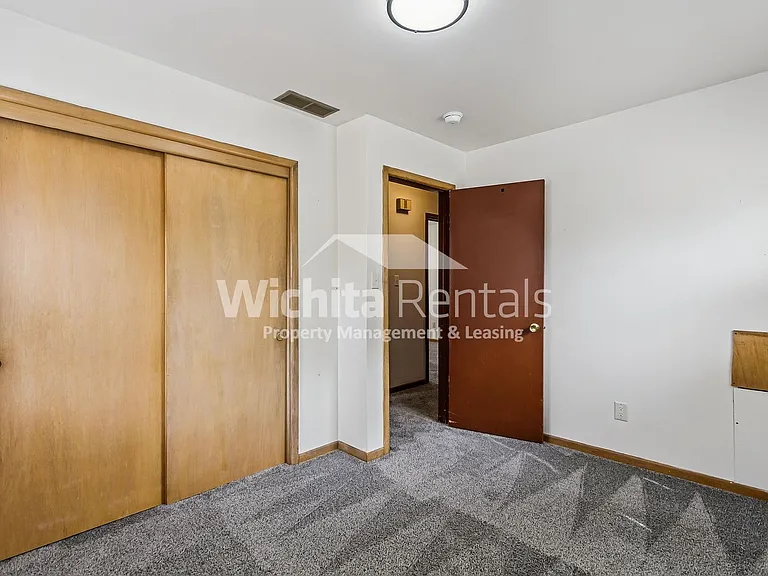 525 S Derby Ave — Photo 8
