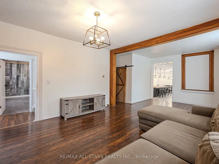 21 Albert St S — Photo 12