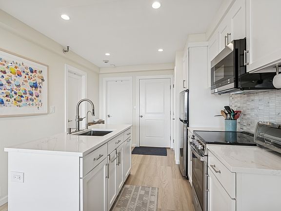 4th image of 16 Navy Rd #127