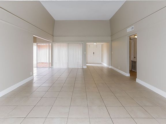 3rd image of 4805 Banyan Ln