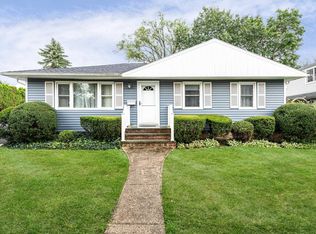 46 Allan Dr, East Norwich, NY 11732