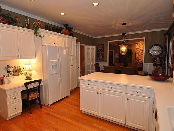 Kitchen Toward Eat-In Area