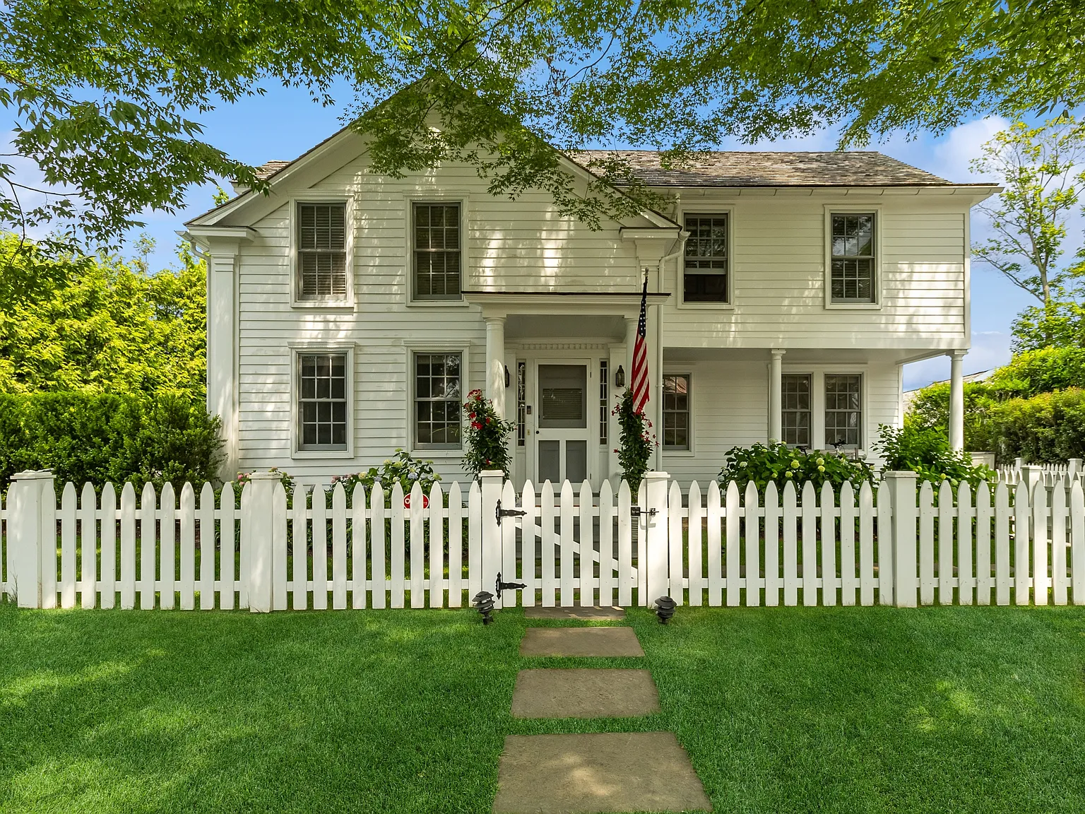 Sag Harbor village waterfront with own dock,pool and cottage — Photo 1