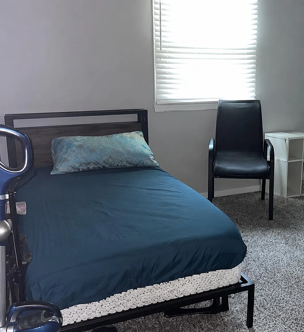 4 bed, 2.0 bath, 2596 sqft, $936 — Photo 1
