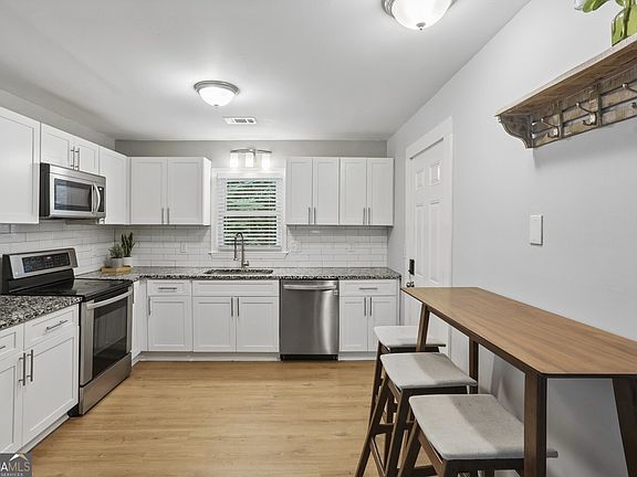 3rd image of 2891 White Oak Dr